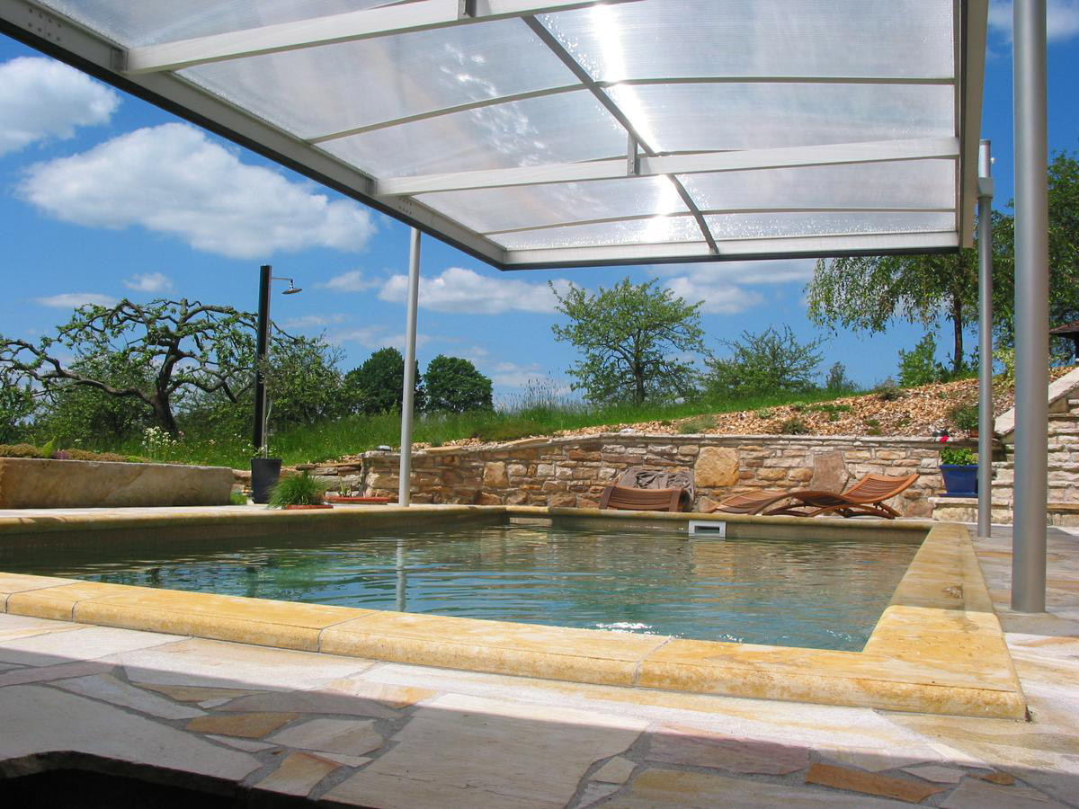 Bild eines Pools mit einer Poolabdeckung.