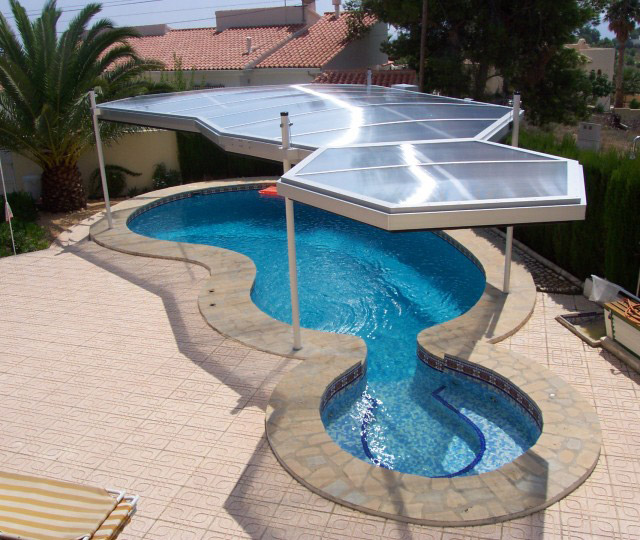 Beispiel einer LOWO Sonnenlift Schwimmbadüberdachung in einem Garten.