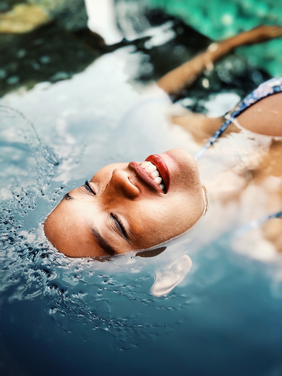 Eine Frau die im Wasser schwebt.